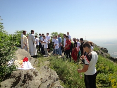 Молодежь из приходов региона Кавказских минеральных вод участвовала в Божественной литургии на вершине горы Змейки