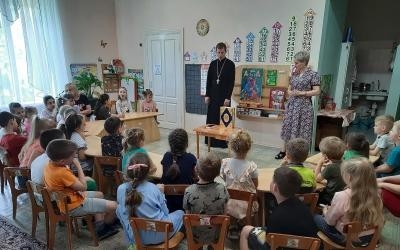 Священник рассказал воспитанникам детского сада о славянской азбуке
