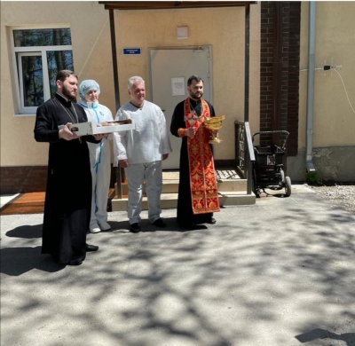 Священники поздравили врачей с праздником Светлой Пасхи