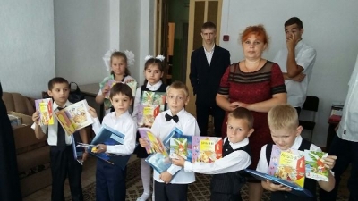 Священник вручил учащимся речевой школы подарки к Дню знаний