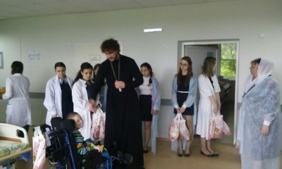 Школьники вместе со священником поздравили больных детей с Пасхой
