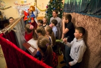 Премьеру приходского кукольного театра показали малышам