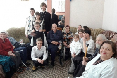 Ученики воскресной школы поздравили престарелых