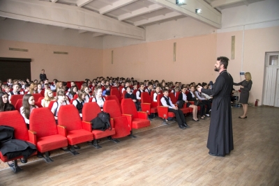 Традиционную встречу священника со школьниками посвятили теме исполнения заповедей