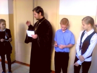 Воспитанникам интерната передали приглашения на архиерейскую елку
