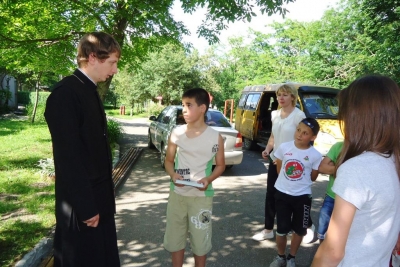Школьники со священником посетили детский дом