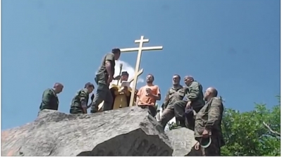 На вершине горы Верблюд установлен поклонный крест